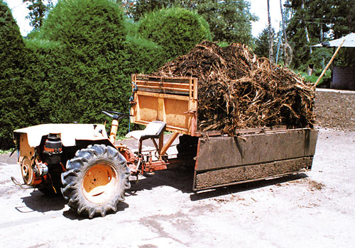 Tractor articulado Pasquali utilizado para alimentar y cosechar el criadero.